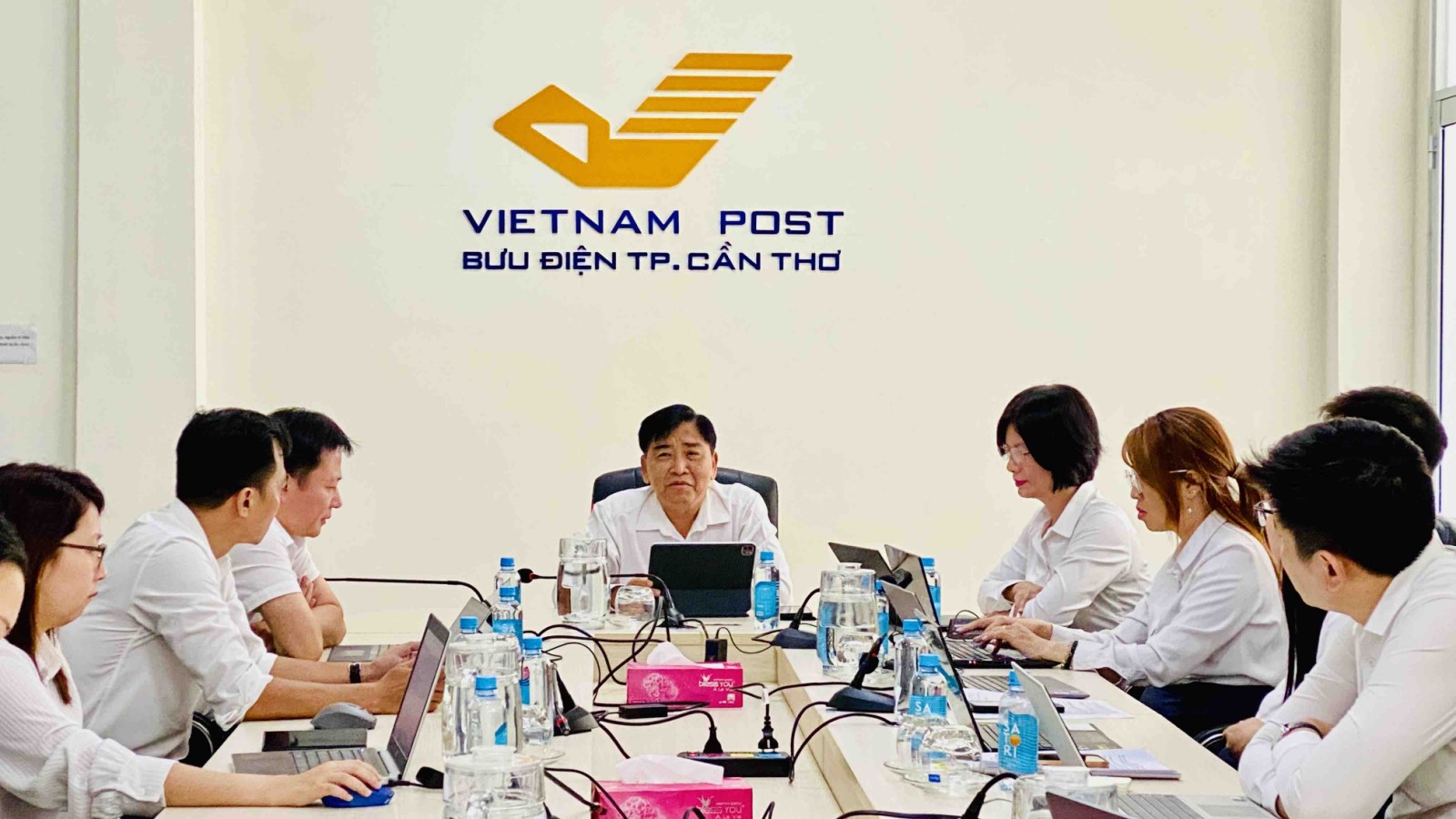 Đoàn công tác của Tổng công ty làm việc với Bưu điện thành phố Cần Thơ về triển khai phương án đổi mới mô hình tổ chức, sản xuất kinh doanh